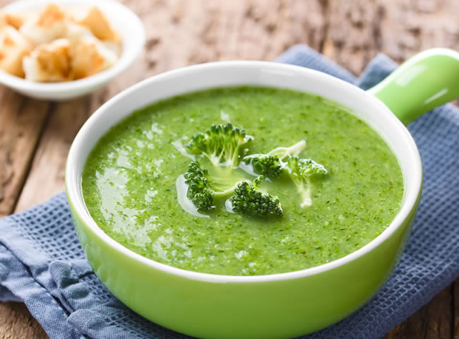 Keto brokolicová polévka